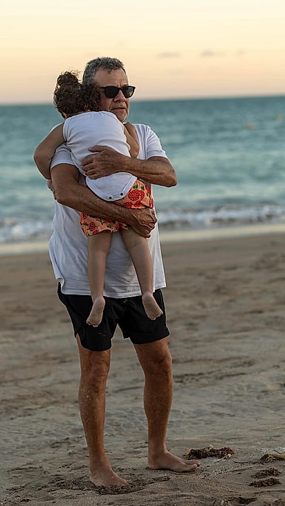Malu no colo do vovô.