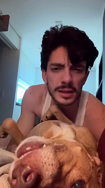 O jovem deu um lar amoroso e seguro ao pet que foi abandonado.
