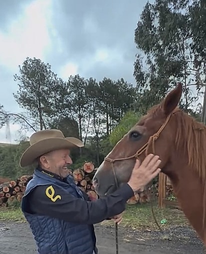 O cavalo com seu novo tutor, doutor Bacila.