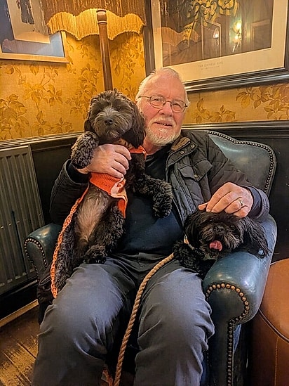 David com seus novos amigos Mango (esquerda) e Peach (direita). 