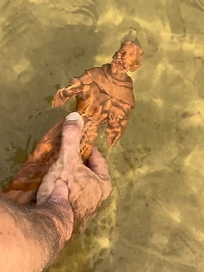 Dois dias antes de chegar de viagem, o casal abençoou o santo nas águas do Rio São Francisco.