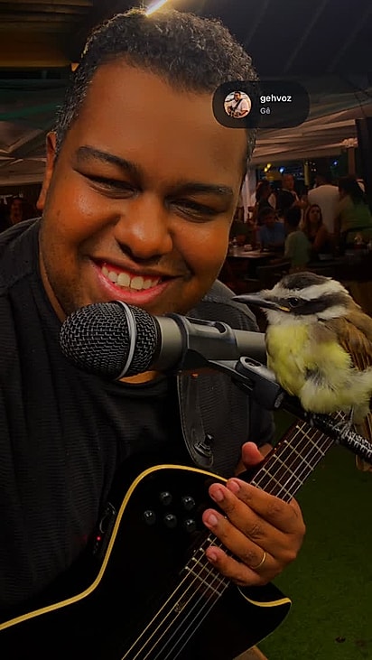 Gê na companhia do bem-te-vi.