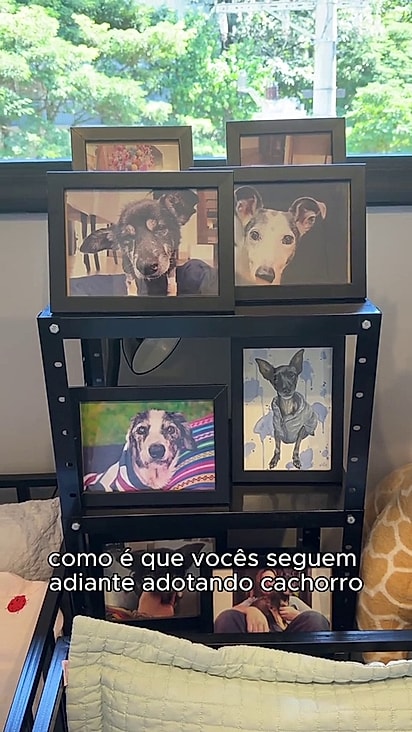 Quarto decorado com a fotinho dos hóspedes