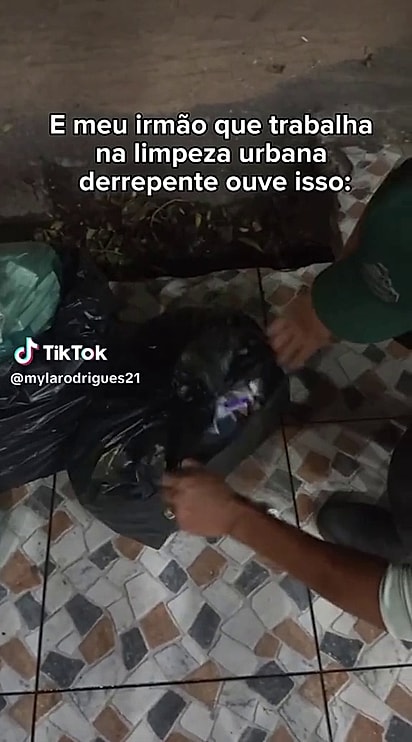 O trabalhador percebeu o som vindo do saco de lixo.