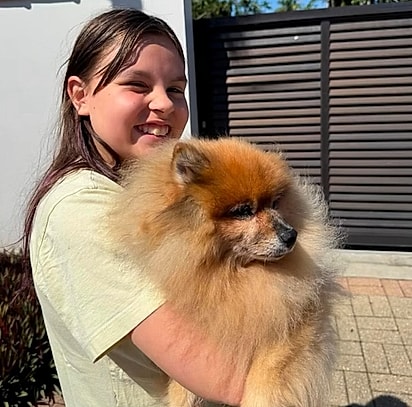 A cachorrinha Kate apareceu no grupo de animais perdidos do bairro, e foi assim que a família descobriu que, no meio da confusão, ela tinha ficado para trás.