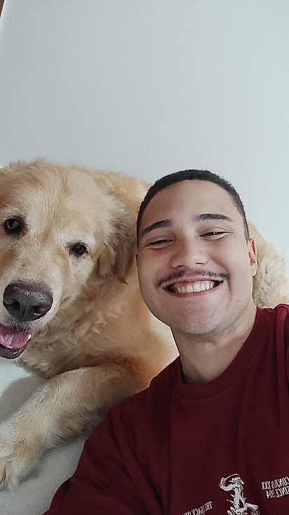 Gabriel Ribamar parecia uma criança ao lado do golden retriever do vizinho.