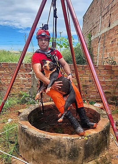 Bombeiro Henrique com a cadela Chakyra.