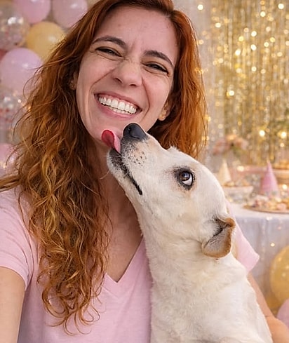 Hope e Carol, sua tutora temporária. 