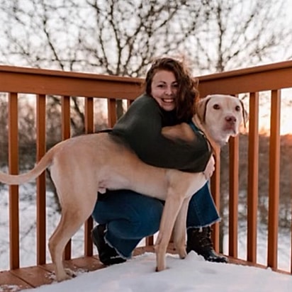 Lauren Hichak-Mullins abraçada em Bandit.