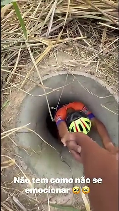 João desceu até a cachorrinha.