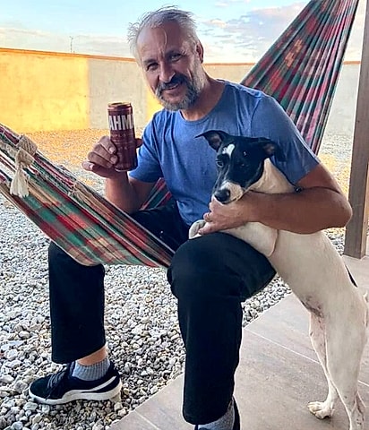 Pai de Amanda com a cachorrinha Koda.