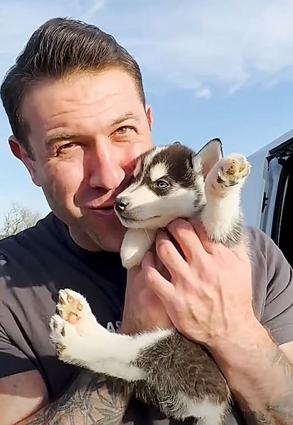 Lee Asher segurando um dos cães resgatados.