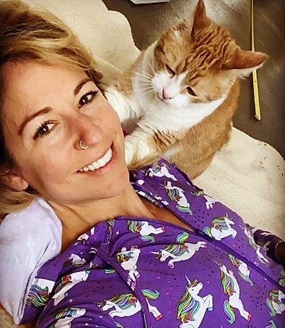 Lisa Magick e o gatinho Fry.