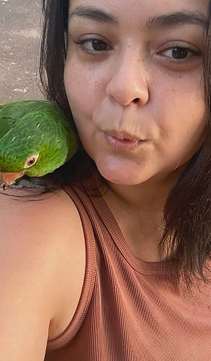 Aline com a maritaca.