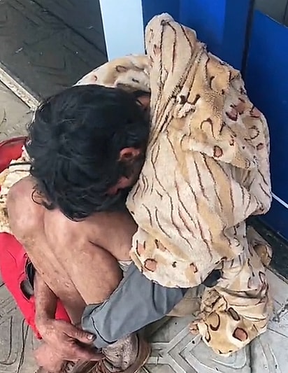 O homem estava chorando após perder sua amada cachorrinha. 
