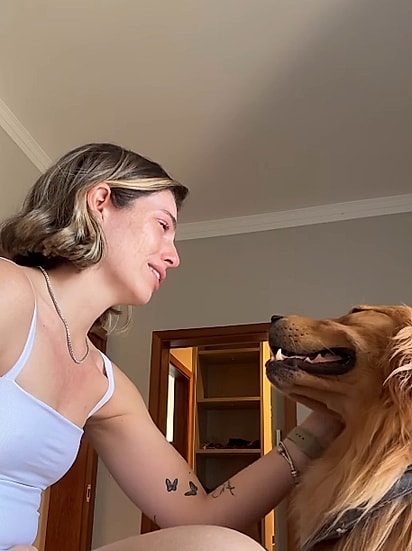 O cão parecia entender que algo especial estava acontecendo.