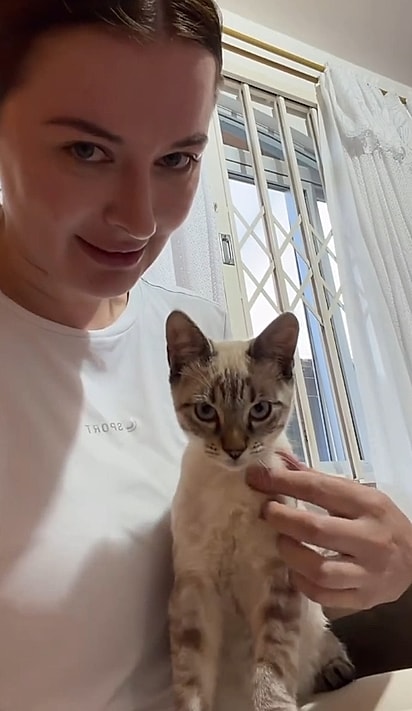 Duda se rendeu ao charme do gatinho.