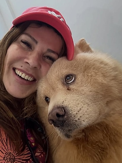 Eros, um cão da raça chow-chow, e sua dona, Leia.
