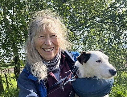 Glynis Elgey segurando a sua cachorrinha no colo.
