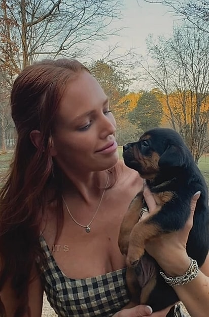 Alissa com um dos bebês.