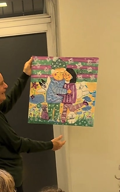 O avô ficou emocionado com o presente.