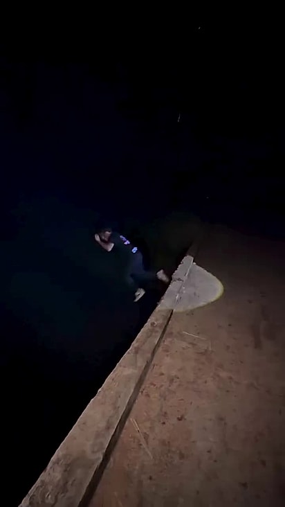 Ele pulou sem pensar duas vezes.