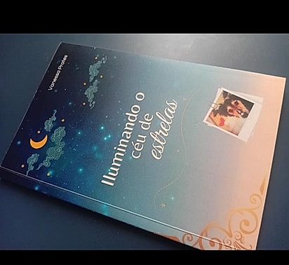 A capa do livro “Iluminando o Céu de Estrelas”, obra inspirada na linda história de amor entre Vanessa e Malu.