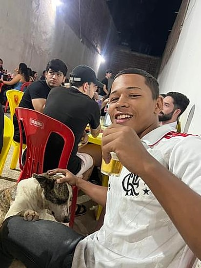 O pedinte profissional de espetinho que virou atração no bar.