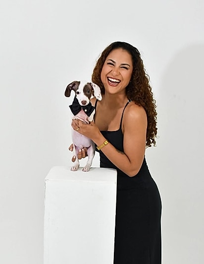 Fátima com o cãozinho João.