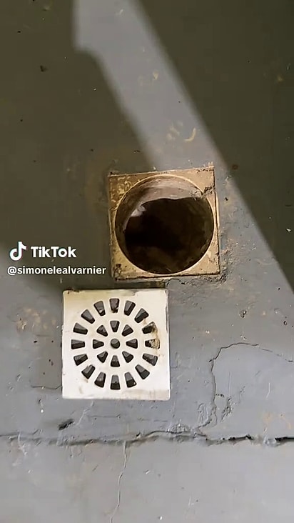 Felizmente o cano é somente para escoamente da área da casa.
