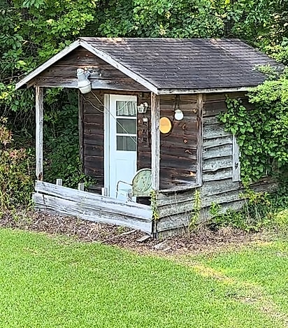 O avô de Bubby construiu uma casa para ele. 