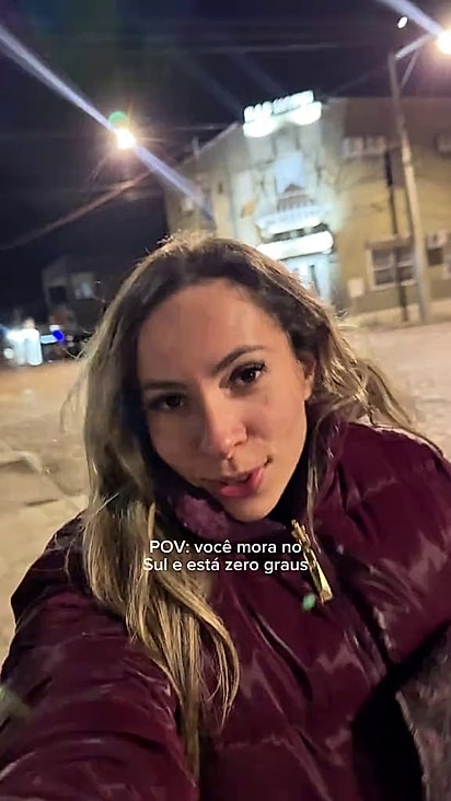 A jovem monitora alguns cães de rua.