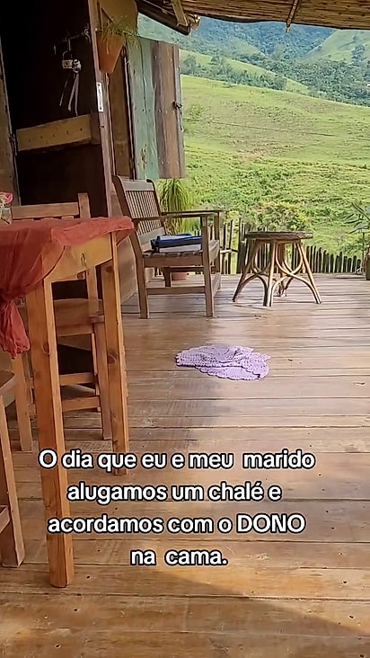 O casal alugou o chalé para descansar.