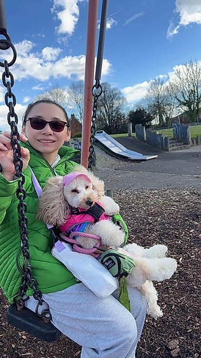 Internauta Fany Mendoza e sua cachorrinha no balanço. 