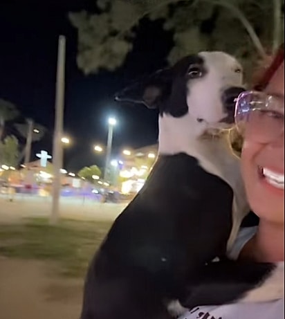 Marcelly com a cadela Siri no colo. 