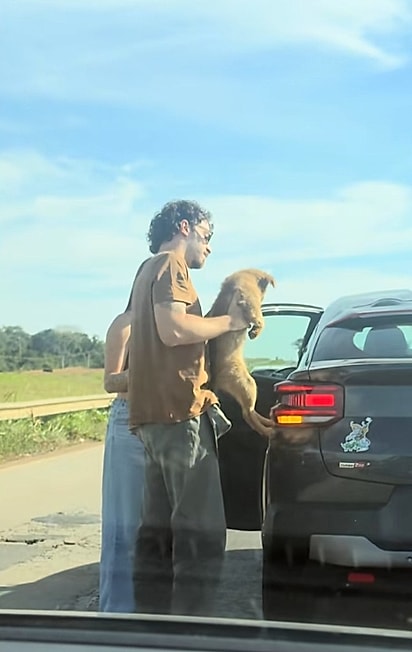 O casal conseguiu resgatar a cachorrinha.