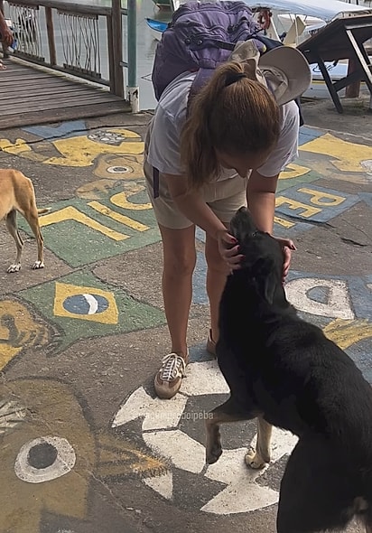 Andréa se despedindo de Linguinha. 