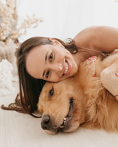 Otávio e Victoria têm um combinado: ela dirige, mas quem aprova a playlist é ele.