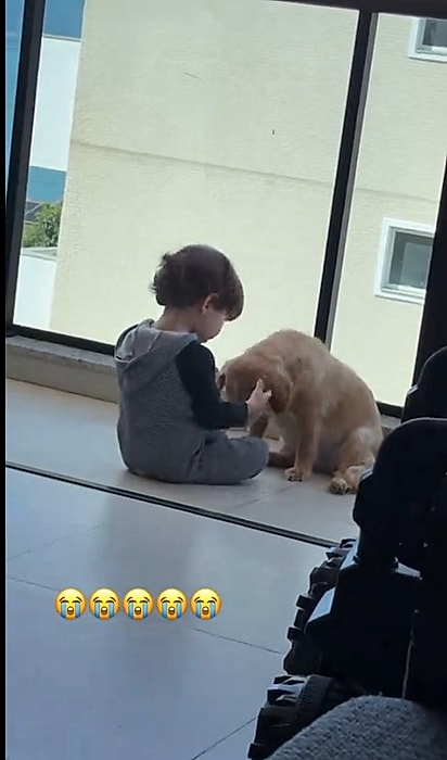 Eduardo é muito carinhoso com a cachorrinha Mel.
