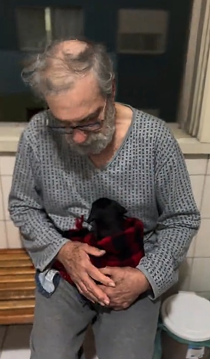 O sogro de Giovanna não parecia muito feliz com o presente.
