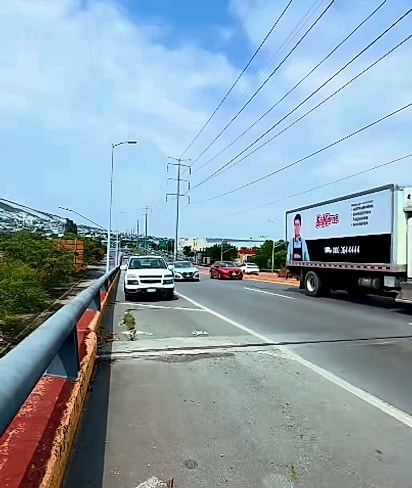 Os carros passavam rápido, aumentando ainda mais o risco.