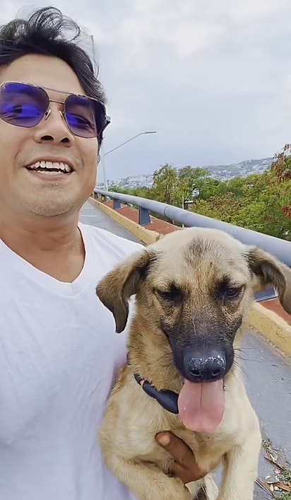 Alexs com o cachorro aranha em seus braços.