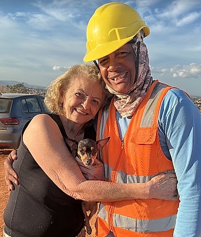 Agradecida, Zélia abraçou Tom.