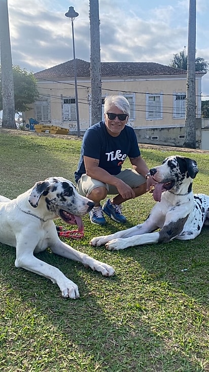 André com os seus cães.