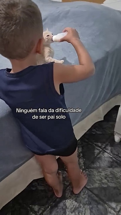 Arthur leva jeito para dar mamadeira aos filhotes.