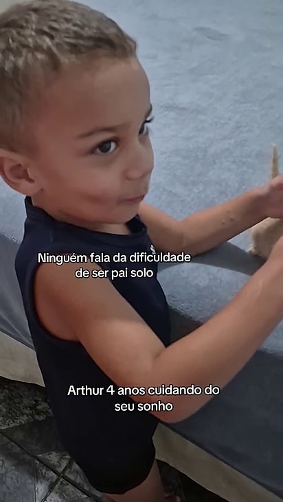 O menino aprendeu com a mãe.