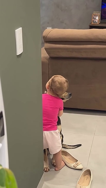 A mãe sempre supervisiona a interação entre eles.