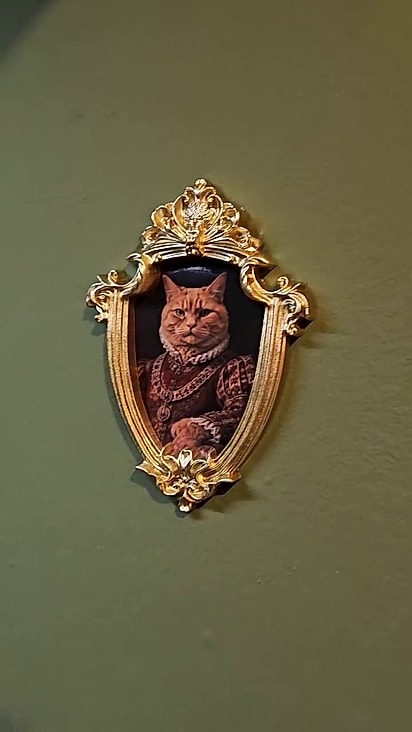 O tutor criou retratos de Magnus vestido como rei.