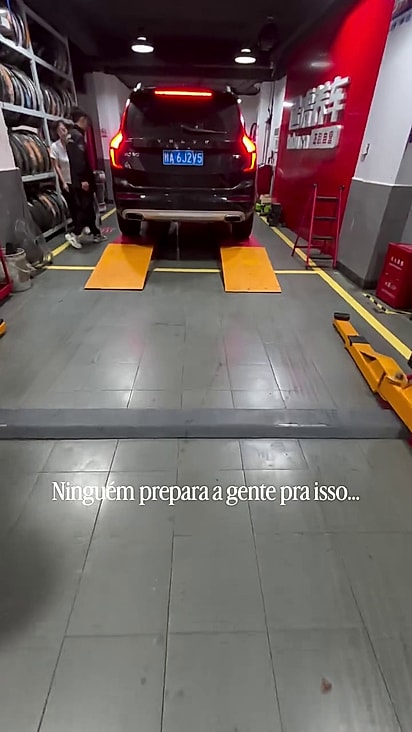O motorista precisou levar o automóvel para uma oficina.