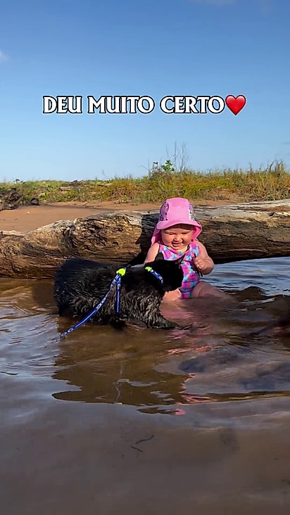 Até o gato gosta de ficar na água com a bebê.